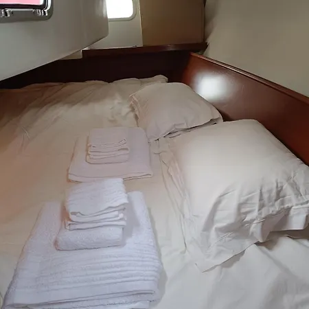 Veleiro Na Marina Da Expo * Lissabon