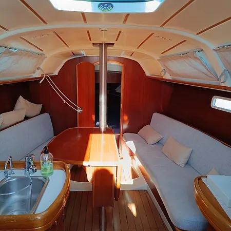 Botel Veleiro Na Marina Da Expo *