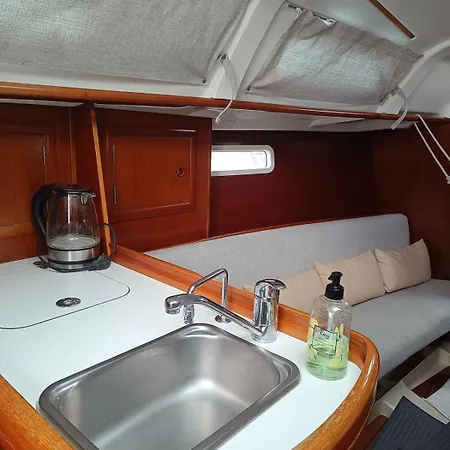 Veleiro Na Marina Da Expo Lisboa