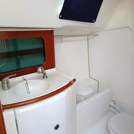 Veleiro Na Marina Da Expo * Лісабон